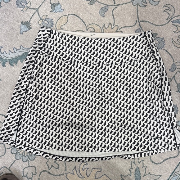 Nike Dri-Fit Black and White Patterned Athletic Skirt Built-In Shorts - Picture 1 of 6